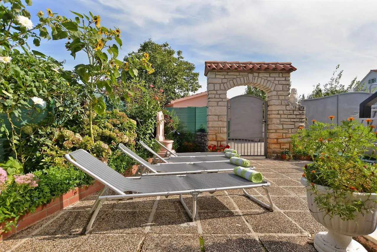 Apartment Edo 1755 Peresiji