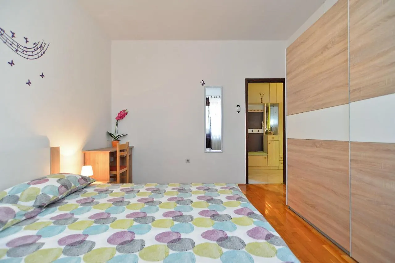 Apartment Edo 1755 Peresiji 0*,